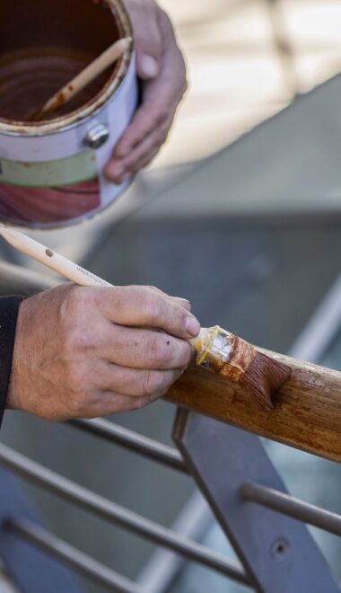 Lakierobejce vs oleje vs impregnaty – co wybrać do tarasu, mebli ogrodowych i elewacji? Porównanie z przykładami