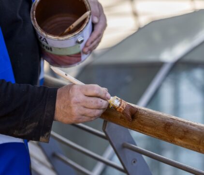 Lakierobejce vs oleje vs impregnaty – co wybrać do tarasu, mebli ogrodowych i elewacji? Porównanie z przykładami