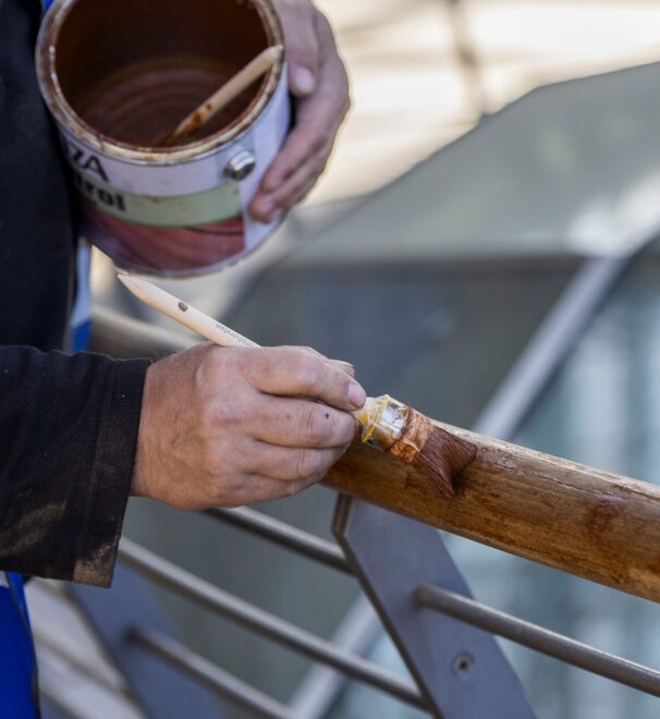 Lakierobejce vs oleje vs impregnaty – co wybrać do tarasu, mebli ogrodowych i elewacji? Porównanie z przykładami