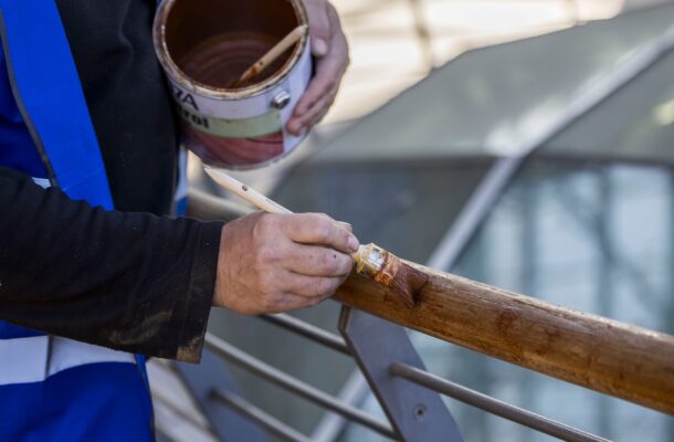 Lakierobejce vs oleje vs impregnaty – co wybrać do tarasu, mebli ogrodowych i elewacji? Porównanie z przykładami