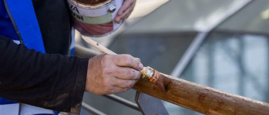 Lakierobejce vs oleje vs impregnaty – co wybrać do tarasu, mebli ogrodowych i elewacji? Porównanie z przykładami