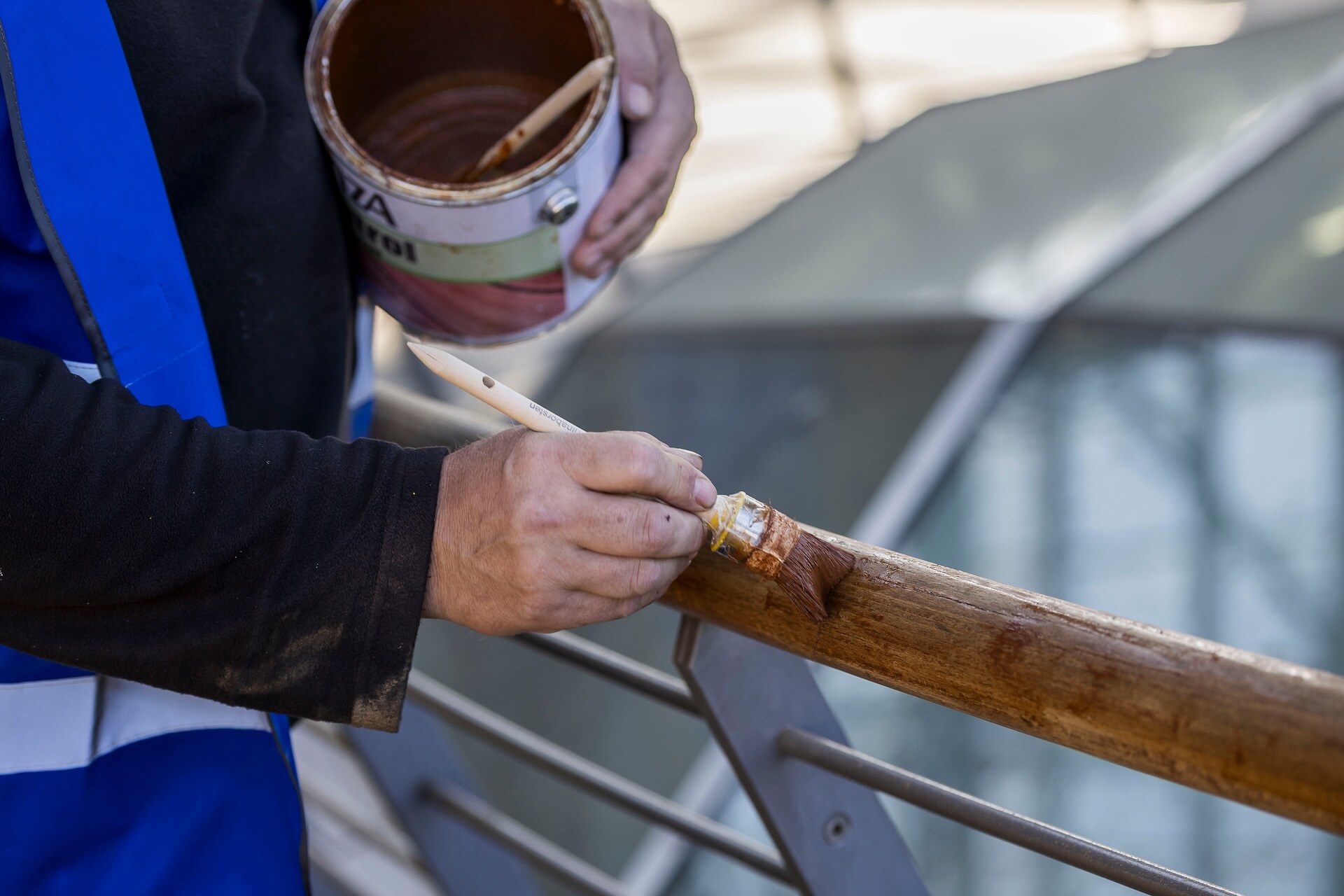 Lakierobejce vs oleje vs impregnaty – co wybrać do tarasu, mebli ogrodowych i elewacji? Porównanie z przykładami