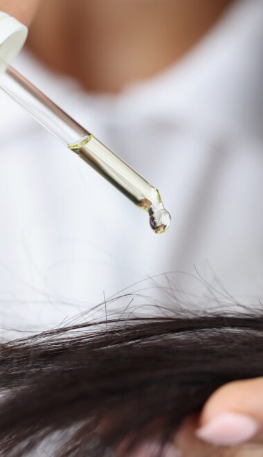 Olejowanie włosów – hit czy kit? Podpowiadamy, jak robić to z głową