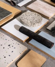 Kamień wewnątrz i na zewnątrz budynku – spójność materiałowa w praktyce