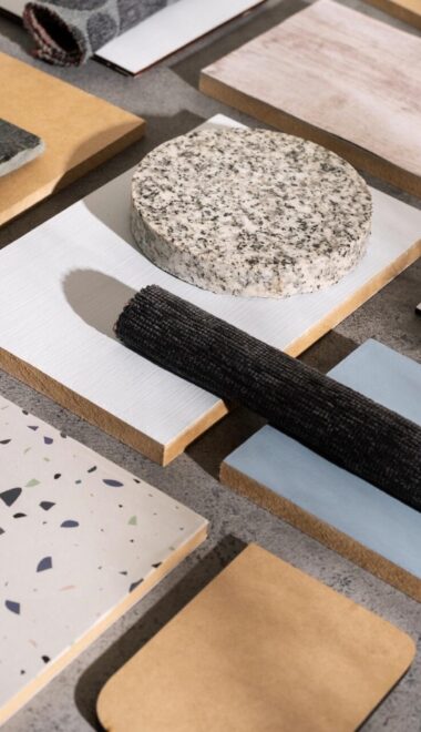 Kamień wewnątrz i na zewnątrz budynku – spójność materiałowa w praktyce