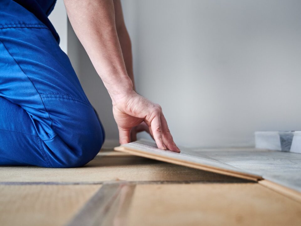 Układanie paneli – ceny w 2026 roku