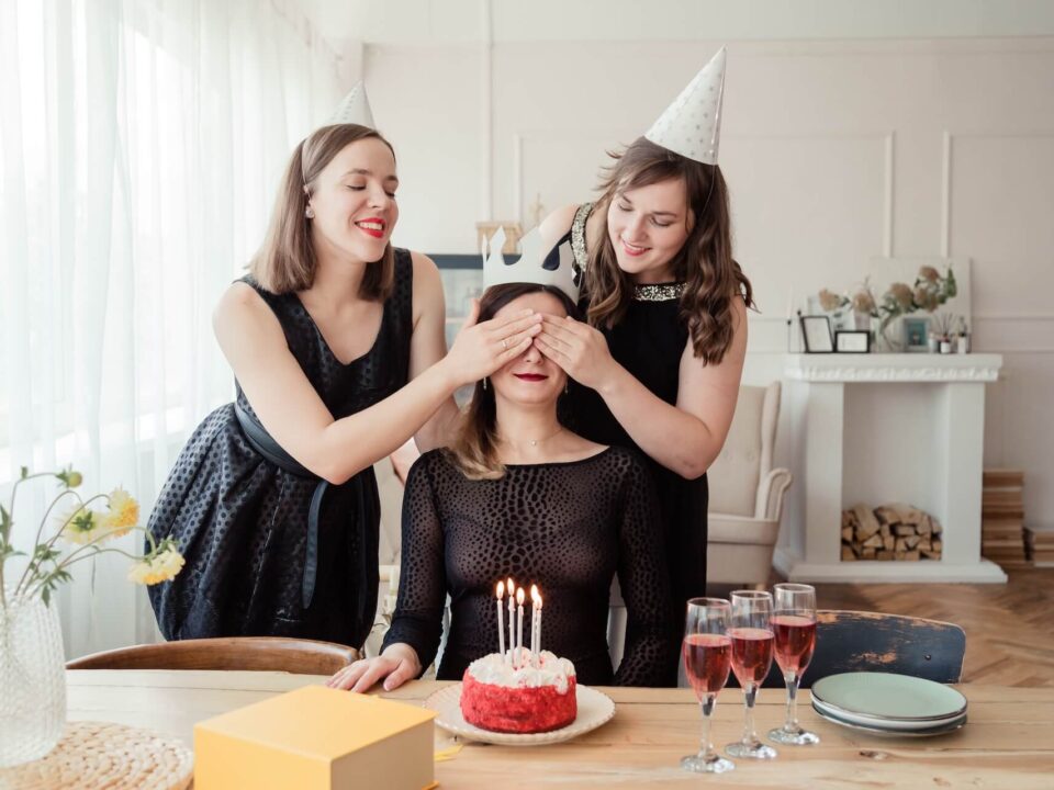 Życzenia urodzinowe dla siostry – 100 gotowych tekstów