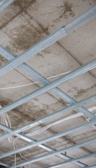 Ile kosztuje sufit podwieszany? Cena materiałów i robocizny