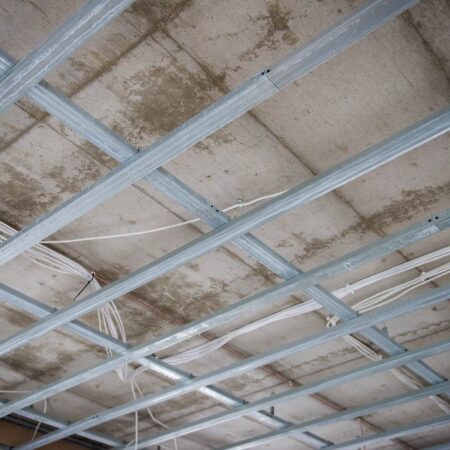 Ile kosztuje sufit podwieszany? Cena materiałów i robocizny