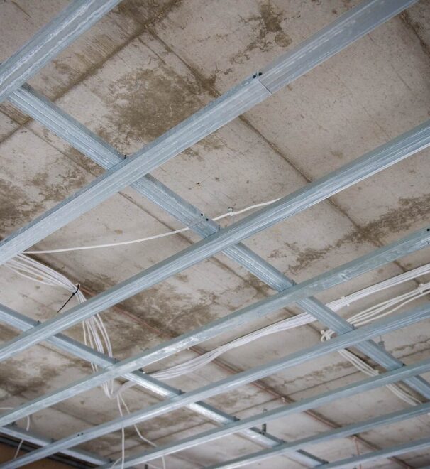 Ile kosztuje sufit podwieszany? Cena materiałów i robocizny