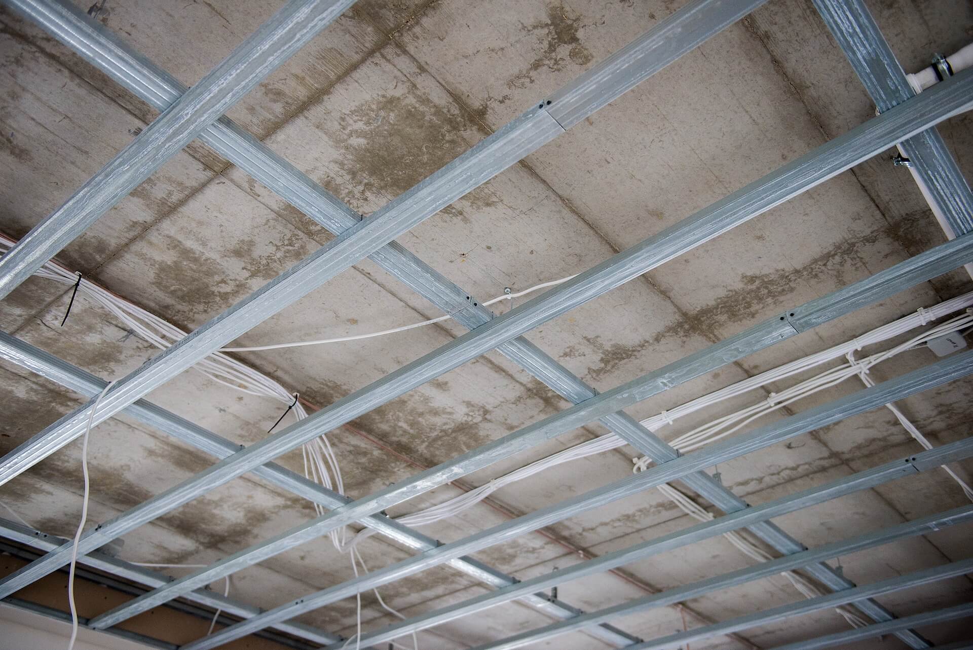 Ile kosztuje sufit podwieszany? Cena materiałów i robocizny