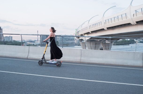 Hulajnoga zamiast komunikacji miejskiej. Dlaczego warto?