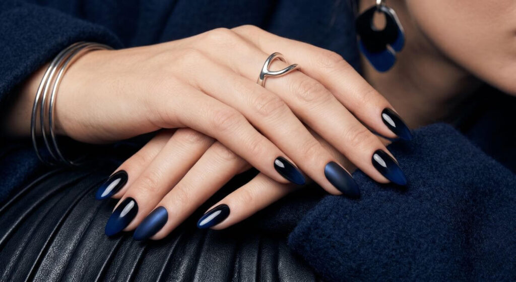 Nowoczesny manicure w głębokich, nocnych barwach