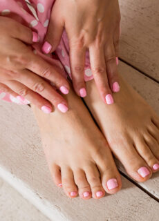 Paznokcie u stóp na lato – jaki pedicure zrobić?