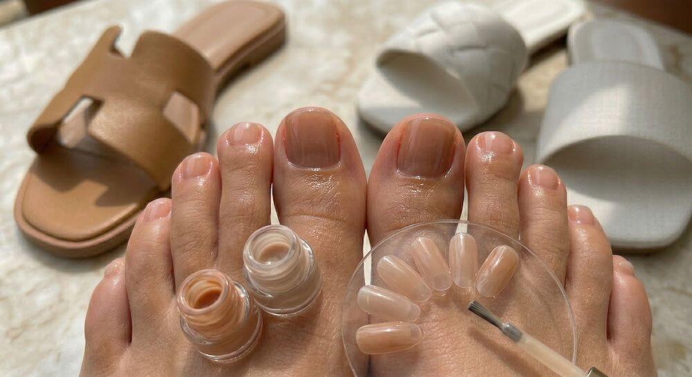 Transparentnie beżowe paznokcie u stóp na lato dopasowane do odcienia skóry