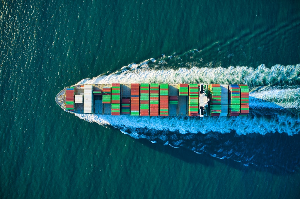 Jak zorganizować efektywny transport dużych ładunków drogą morską?