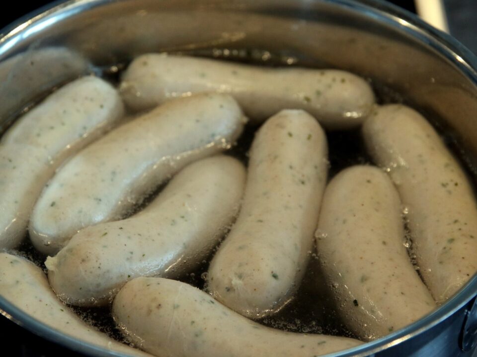 Biała kiełbasa w polskiej kuchni – rodzaje i sposoby podania