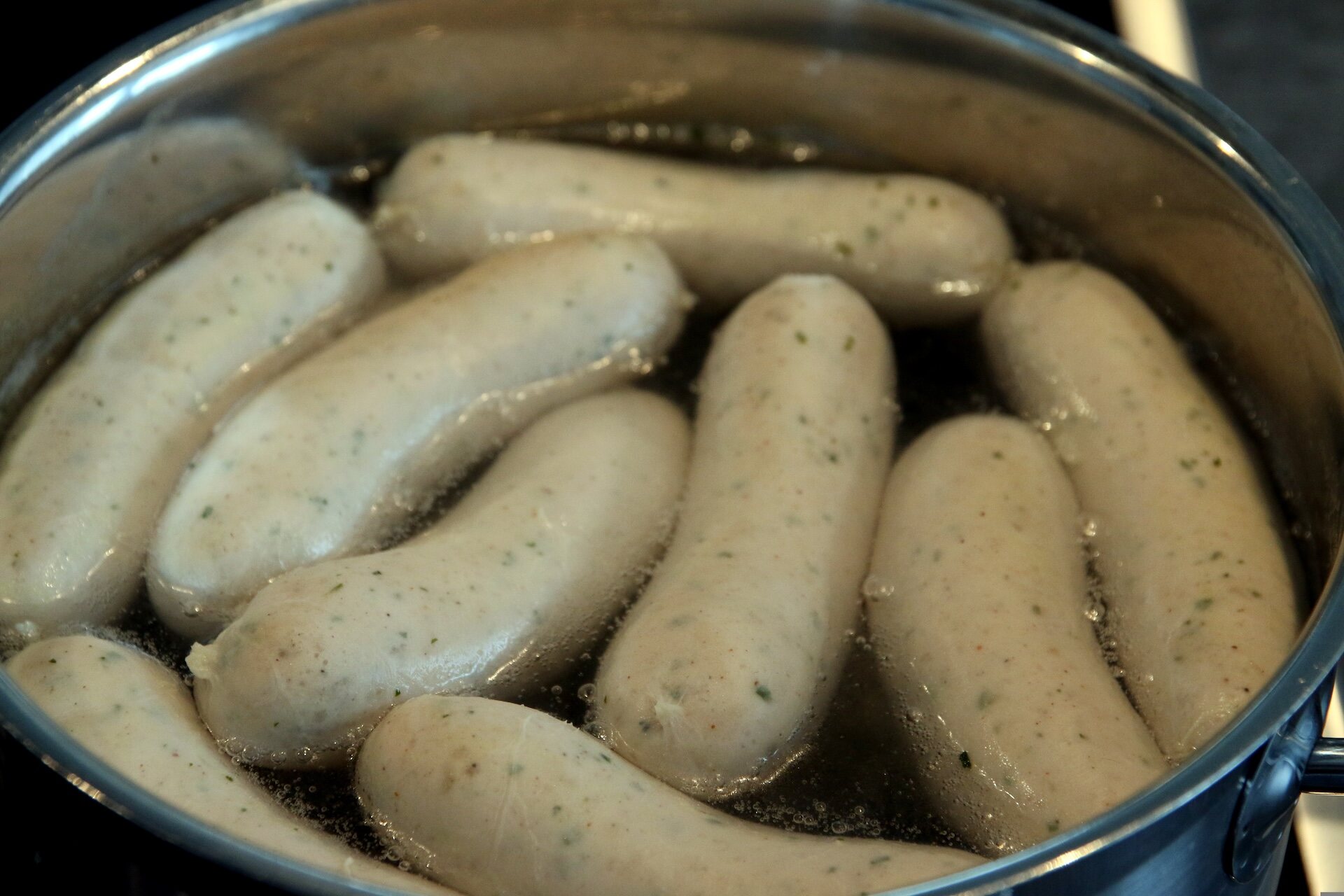 Biała kiełbasa w polskiej kuchni – rodzaje i sposoby podania