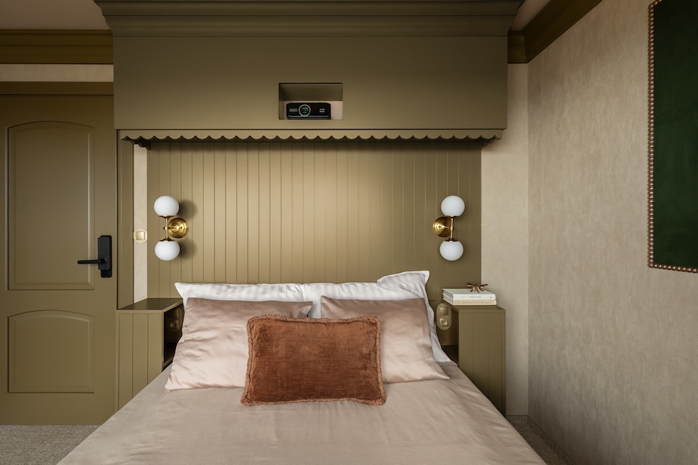 pokój hotelowy z łóżkiem na środku