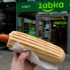Ile kosztuje hot dog w Żabce? Zobacz cennik 2026!
