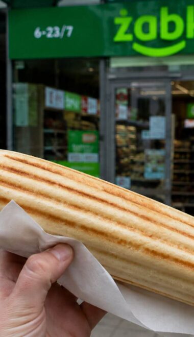 Ile kosztuje hot dog w Żabce? Zobacz cennik 2026!