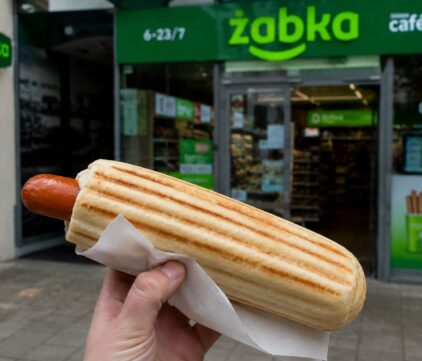 Ile kosztuje hot dog w Żabce? Zobacz cennik 2026!