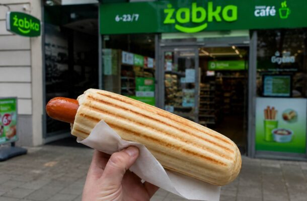 Ile kosztuje hot dog w Żabce? Zobacz cennik 2026!