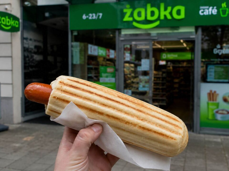Ile kosztuje hot dog w Żabce? Zobacz cennik 2026!