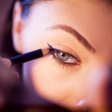 Jak narysować równą kreskę eyelinerem – triki dla początkujących