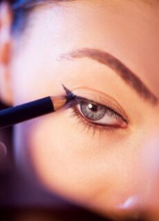 Jak narysować równą kreskę eyelinerem – triki dla początkujących