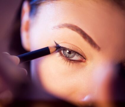 Jak narysować równą kreskę eyelinerem – triki dla początkujących