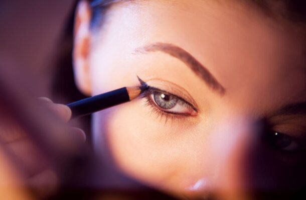 Jak narysować równą kreskę eyelinerem – triki dla początkujących