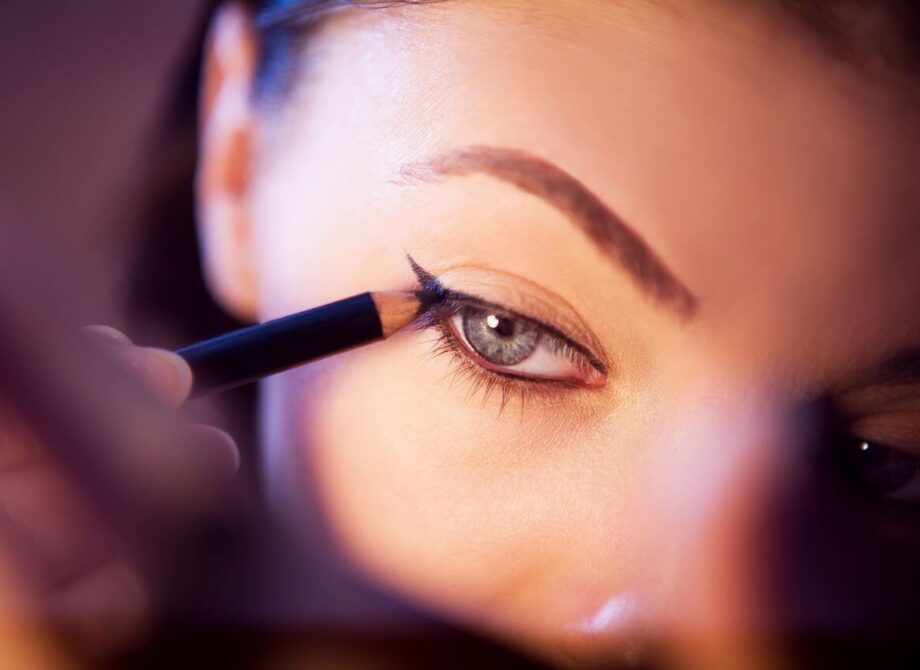 Jak narysować równą kreskę eyelinerem – triki dla początkujących