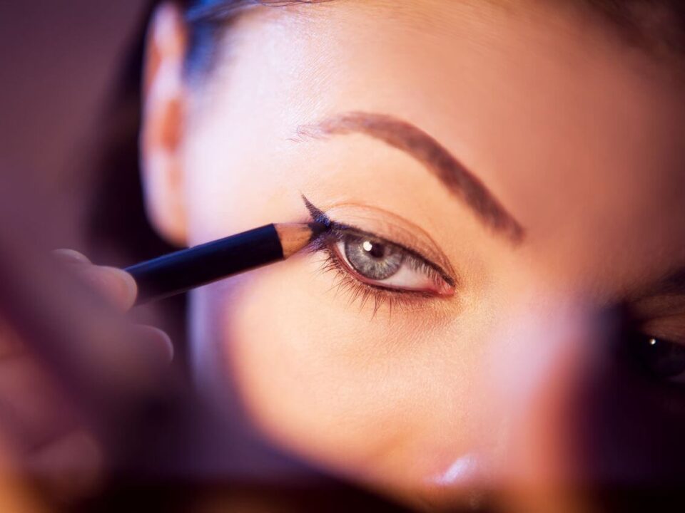 Jak narysować równą kreskę eyelinerem – triki dla początkujących