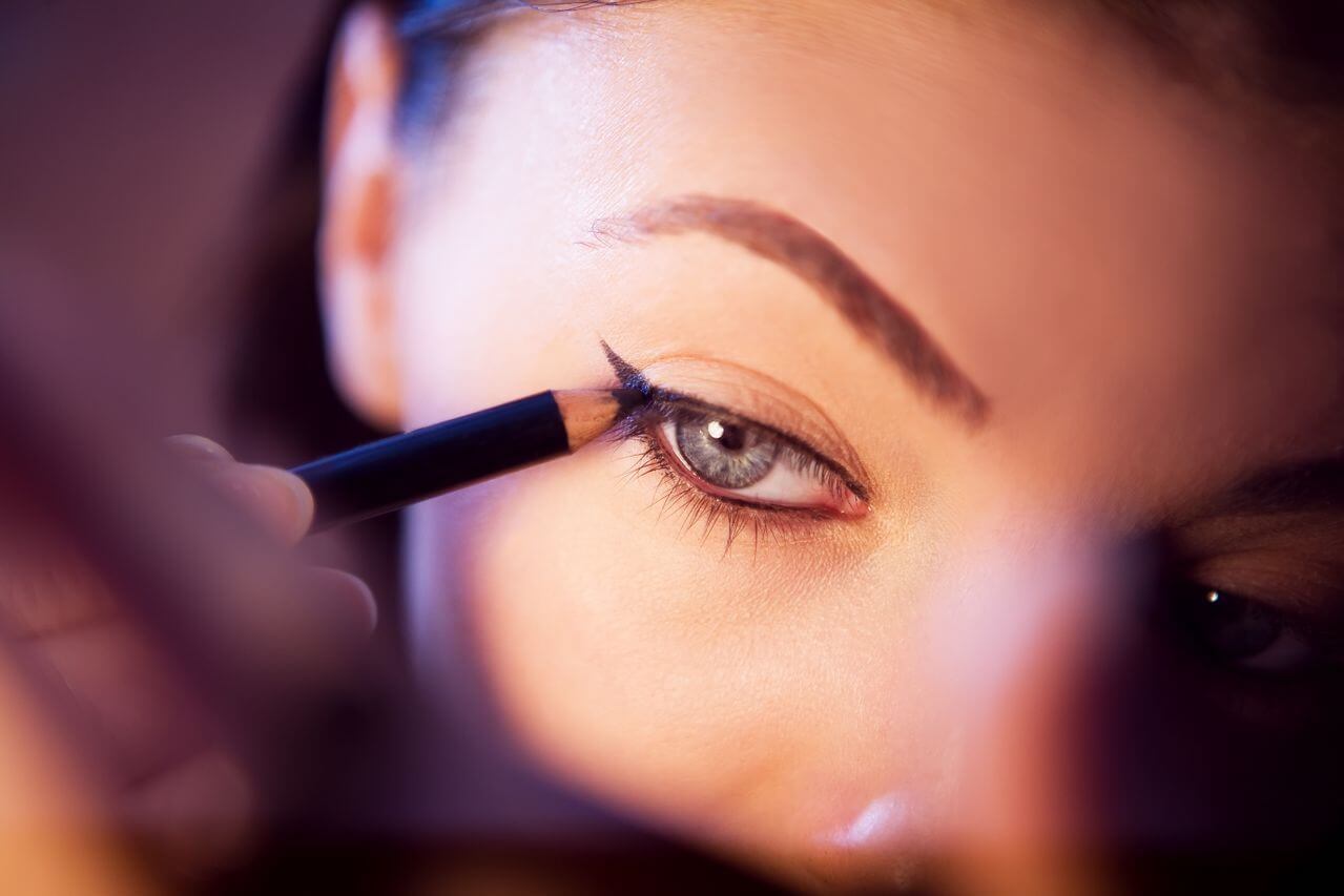 Jak narysować równą kreskę eyelinerem – triki dla początkujących