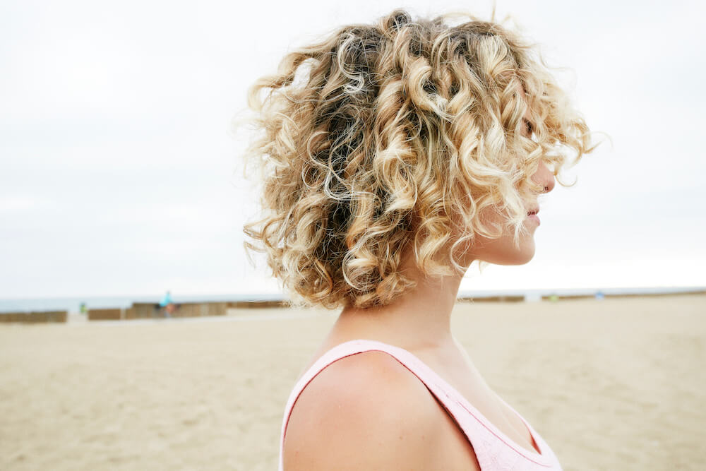 Fryzury bob inaczej - curly bob Curly bob dopasowany do naturalnego skrętu włosów