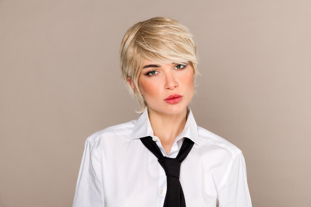 Asymetryczna grzywka we fryzurze bixie Fryzury pixie bob z grzywką asymetryczną