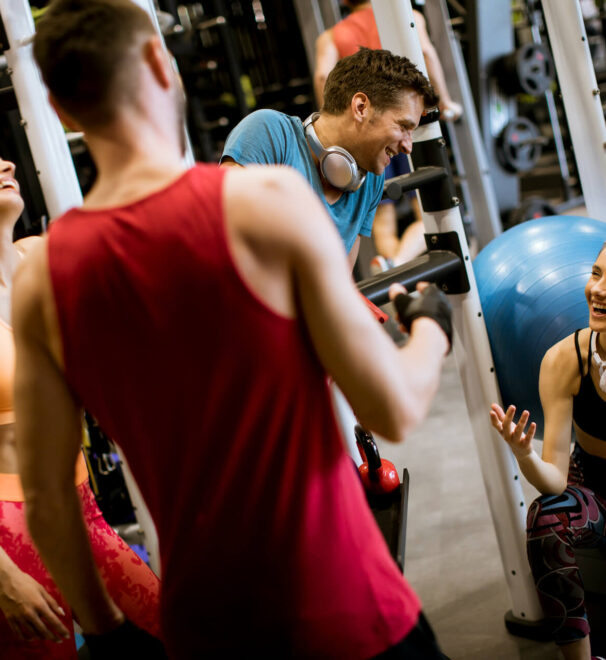 Jakie aktywności sportowe oferuje karnet na siłownię dla studenta?