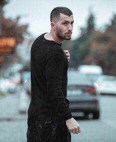 Nowoczesny minimalizm w męskiej szafie – dlaczego longsleeve to idealna baza?