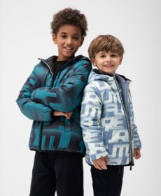 Softshell, wiatrówka czy parka? Jak dobrać kurtkę jesienną do aktywności dziecka?