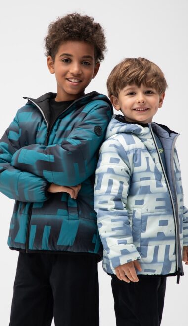 Softshell, wiatrówka czy parka? Jak dobrać kurtkę jesienną do aktywności dziecka?