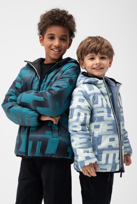 Softshell, wiatrówka czy parka? Jak dobrać kurtkę jesienną do aktywności dziecka?