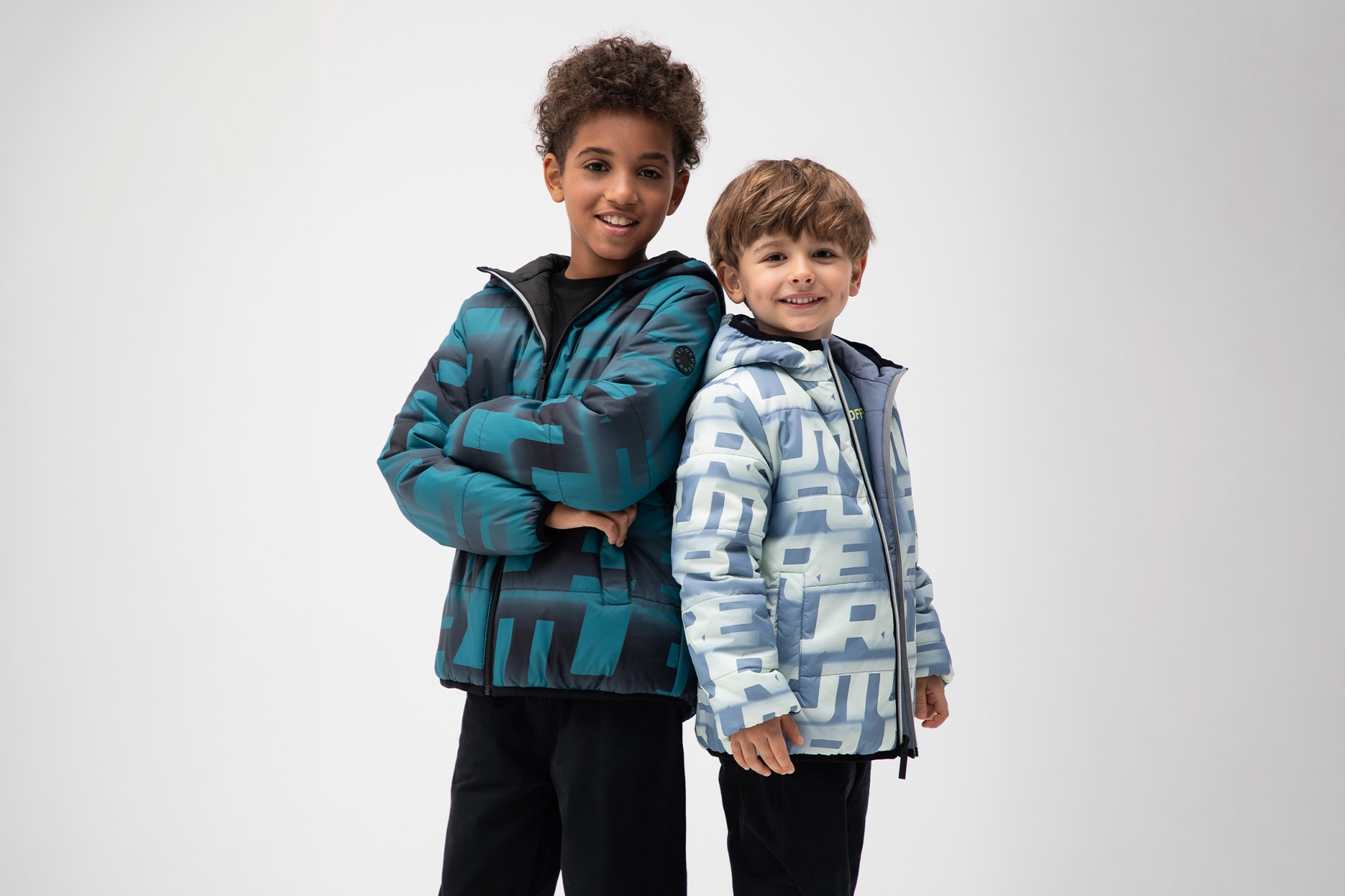 Softshell, wiatrówka czy parka? Jak dobrać kurtkę jesienną do aktywności dziecka?