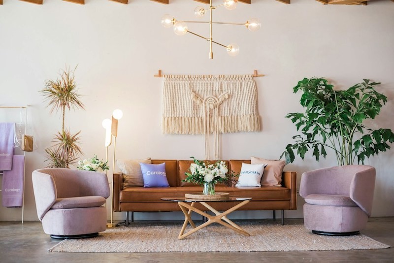 salon z sofą i fotelami tapicerowanymi salon w stylu boho